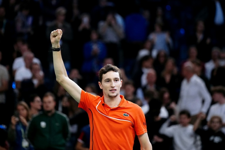 Le Français Ugo Humbert célèbre sa victoire face au Russe Karen Khachanov en demi-finale du Masters 1000 de Paris, le 2 novembre 2024