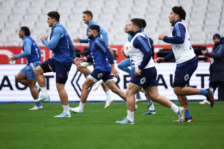 Le troisième ligne aile français Paul Boudehent (2ème g.) pendant un entraînement au Stade de France à Saint-Denis, le 15 novembre 2024, à la veille d'un match contre les All Blacks