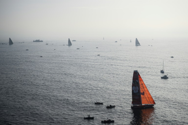 Le voilier Initiatives Coeur de la Britannique Sam Davies dimanche 10 novembre aux Sables d'Olonne pour le départ du Vendée Globe