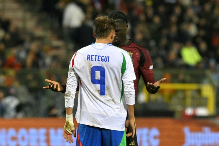 Le milieu belge Amadou Onana face au milieu italien Mateo Retegui durant le match de Ligue des nations entre la Belgique et l'Italie le 14 novembre 2024 à Bruxelles