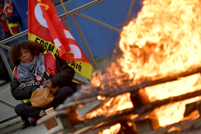 Une salariée de Michelin portant un drapeau de la CGT à Vannes (Morbihan), le 8 novembre 2024