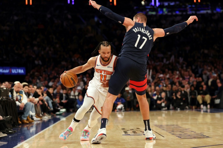 Jalen Brunson (gauche) face à Jonas Valanciunas lors du match de NBA entre New York et Washington, le 18 novembre 2024 au Madison Square Garden