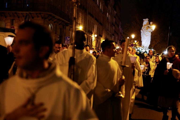 Des fidèles et des religieux se dirigent vers la cathédrale Notre-Dame de Paris pour le retour de la célèbre statue la Vierge à l'Enfant, le 15 novembre 2024