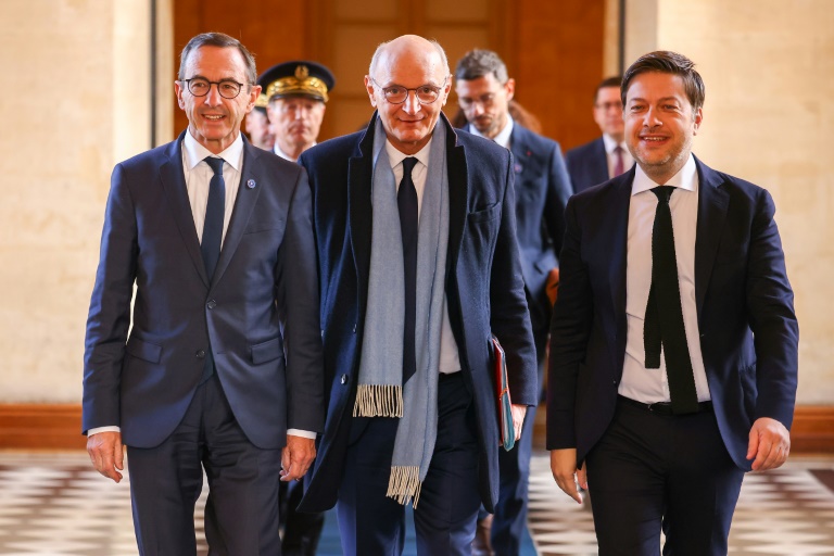 (g-d) Le ministre de l'Intérieur Bruno Retailleau, le ministre de la Justice Didier Migaud et le maire de Marseille Benoît Payant lors d'une visite axée sur la lutte contre le narcotrafic, le 8 novembre 2024 à Marseille