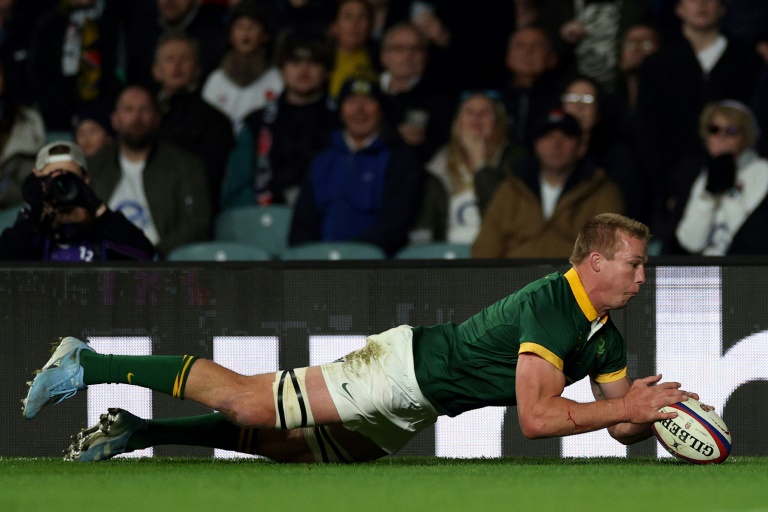 Le Sud-africain Pieter-Steph Du Toit, désigné meilleur joueur du monde de rugby à XV, marque un essai contre l'Angleterre le 16 novembre au stade de Twickenham à Londres