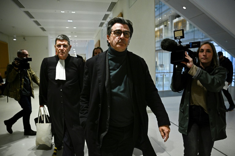 Le chef étoilé Yannick Alléno arrive  le 28 novembre 2024 au tribunal de Paris qui doit rendre sa décision sur l'accident mortel dont son fils a été victime