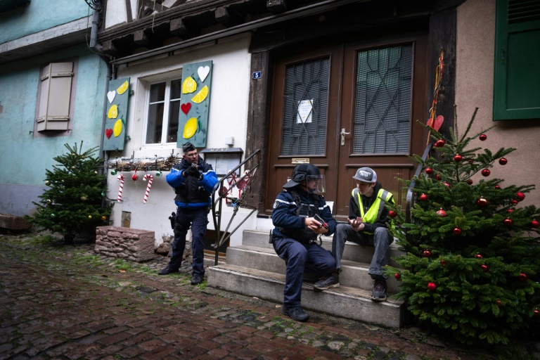 Des gendarmes auprès d'un volontaire jouant le rôle d'une victime lors d'un exercice simulant une attaque terroriste, le 28 novembre 2024 à Eguisheim, dans le Haut-Rhin