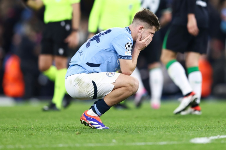 Le milieu de terrain de Manchester City James McAtee au coup de sifflet final du match de C1 contre Feyenoord le 26 novembre 2024 à l'Etihad Stadium à Manchester