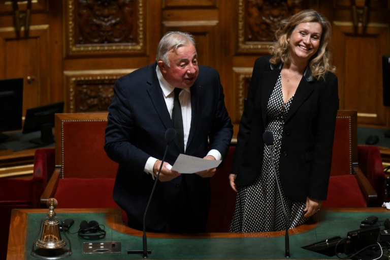 Le président du Sénat, Gérard Larcher (gauche) et la présidente de l'Assemblée nationale, Yaël Braun-Pivet, devant les parlementaires pour la visite du roi Charles III, le 21 septembre 2023 à Paris