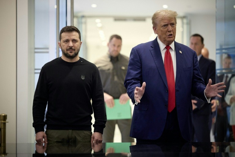 Photo fournie par la présidence ukrainienne le 27 septembre 2024, à l'occasion de la rencontre à New York de Volodymyr Zelensky et Donald Trump, alors encore candidat