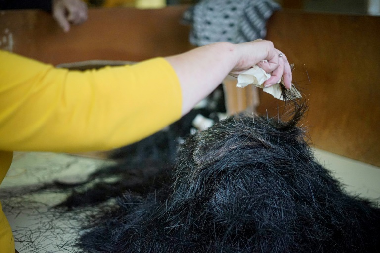 L'employée Brigitte Lambin prépare des matériaux de garnissage pour la fabrication de brosses à cheveux, pinceaux, balais et brosses techniques à l'atelier Brigaud SAS, dans le village d'Hermes, dans l'Oise, le 9 octobre 2024