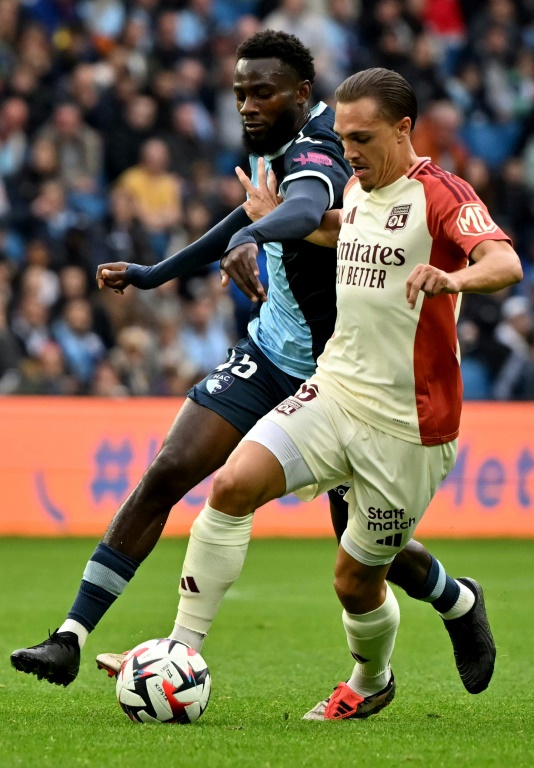 Maxence Caqueret (d.), le milieu de terrain de Lyon, au cours du match de L1 contre Le Havre, le 20 octobre 2024, au Havre