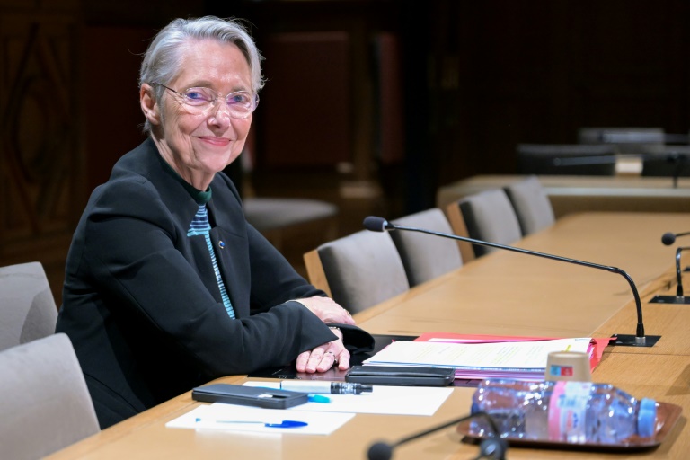 L'ancienne Première ministre Elisabeth Borne avant son audition par la comission des finances du Sénat sur le dérapage budgétaire, à Paris le 15 novembre 2024