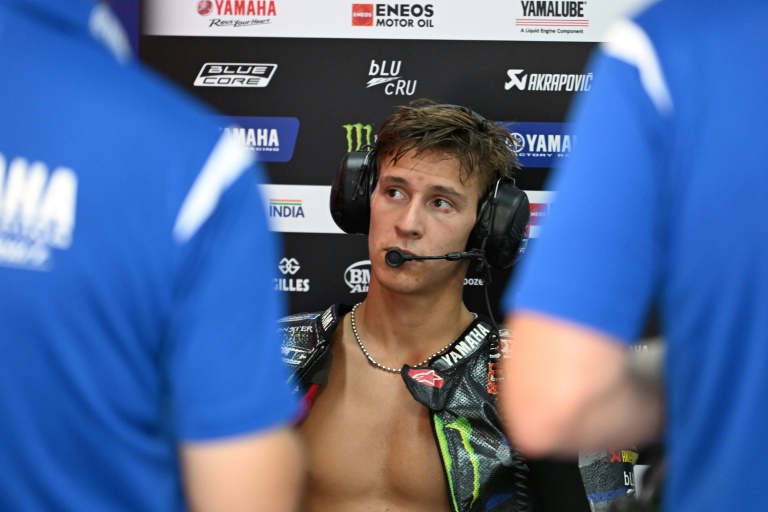 Fabio Quartararo lors d'une pause aux stands lors des essais du GP du Japon à Motegi, le 4 octobre 2024.