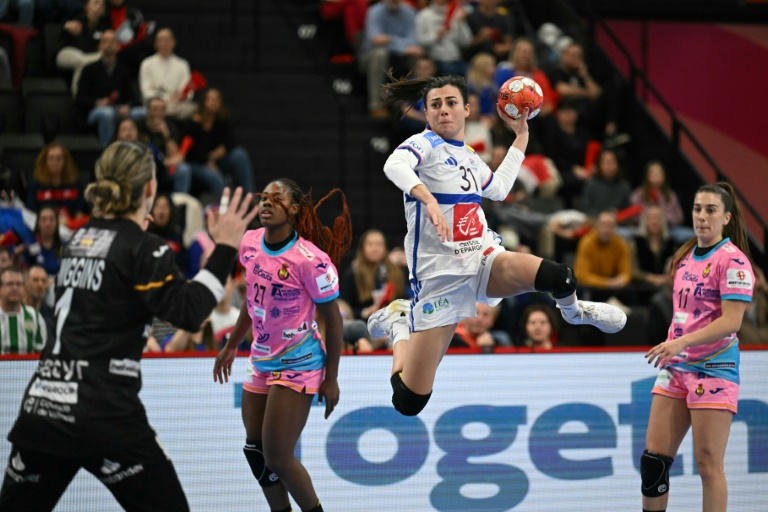 L'ailière française Lucie Granier tire au but contre l'Espagne lors du match de l'Euro-2024 de hand, samedi à la St Jakobshalle de Bâle.