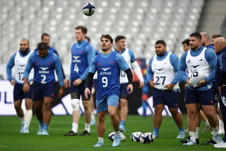 Le capitaine de l'équipe de France de rugby Antoine Dupont (au centre, numéro 9) avec plusieurs de ses coéquipiers lors d'une séance d'entrainement avant un match contre le Japon au Stade de France le 8 novembre 2024.