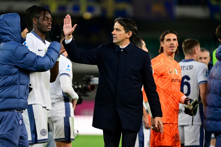 L'entraîneur de l'Inter Milan Simone Inzaghi félicite ses joueurs après leur victoire 5 à 0 à Vérone, lors de la 13ème journée du Championnat d'Italie, le 23 novembre 2024