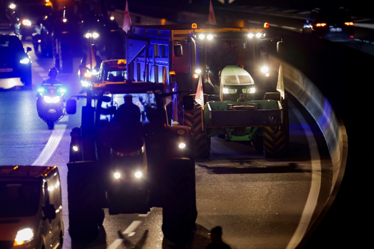 Des agriculteurs sur la nationale N118 près de Vélizy-Villacoublay (Yvelines) le 17 novembre 2024