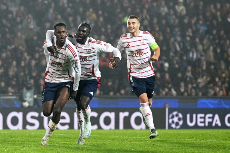 Le milieu de terrain de Brest Edmilson Fernandes (G) célèbre avec son coéquipier Mama Balde (C) après avoir marqué le premier but 0-1 contre Prague en 4e journée de la Ligue des champions, en République tchèque, le 6 novembre 2024