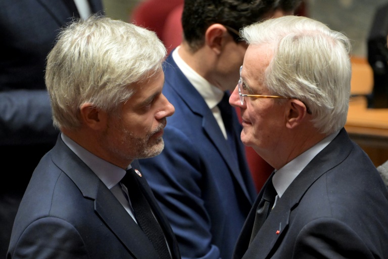 Le chef de file des députés de la Droite républicaine Laurent Wauquiez (g) s'entretient avec le Premier ministre français Michel Barnier lors d'une séance de questions au gouvernement à l'Assemblée nationale, à Paris, le 26 novembre 2024