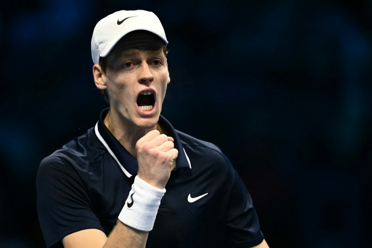 Jannik Sinner célèbre le gain d'un point en finale des Masters ATP face à l'Américain Taylor Fritz, à Turin, le 17 novembre 2024