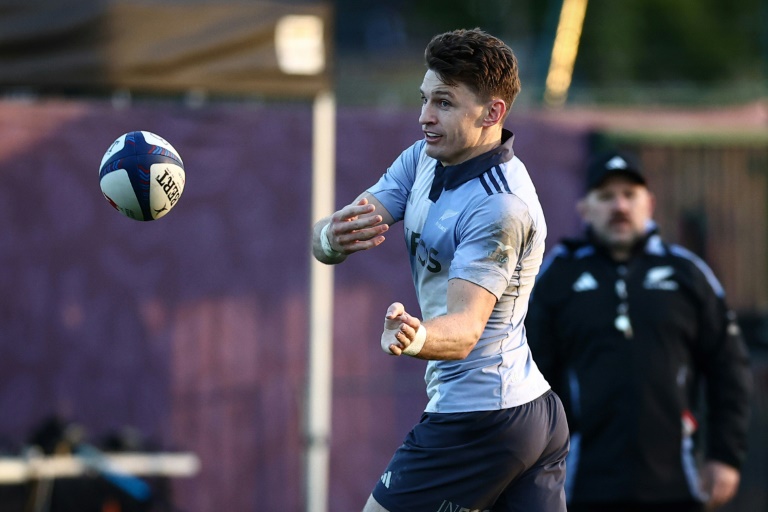 Le demi d'ouverture des All Blacks Beauden Barrett lors d'un entraînement à l'Insep, à Paris, le 14 novembre 2024