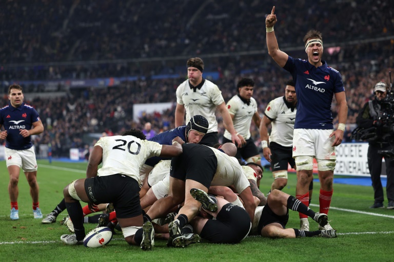 Le troisième ligne français Alexandre Roumat (à droite) célèbre le deuxième essai français marqué par son coéquipier Paul Boudehent  contre la Nouvelle-Zélande au Stade de France, le 16 novembre 2024