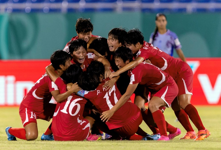 L'équipe féminine de Corée du Nord célèbre un but pendant la finale de la Coupe du Monde de football des moins de 17 ans face à l'Espagne, le 3 novembre 2024 à Saint-Domingue