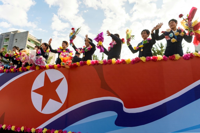 L'équipe nord-coréenne de football féminin salue la foule à son retour à Pyongyang, après avoir gagné la Coupe du Monde des moins de 20 ans face à l'Espagne, le 28 septembre 2024