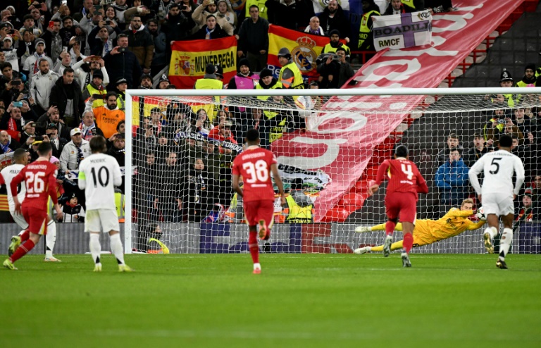 Le gardien de Liverpool Caoimhin Kelleher détourne le pénalty tiré par Kylian Mbappe (à gauche, partiellement masqué) lors du match de Ligue des champions entre Liverpool et le Real Madrid mercredi à Anfield.