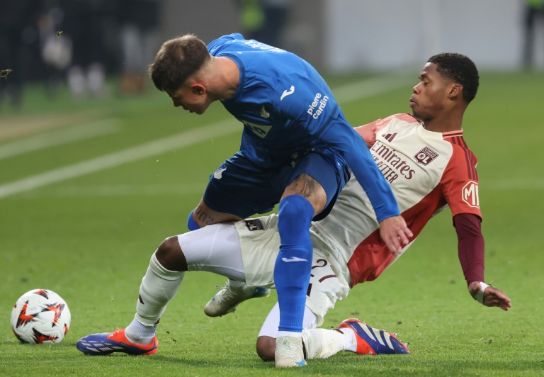 Le Lyonnais Warmed Omari (à dr.) aux prises avec le joueur de Hoffenheim Adam Hlozek pendant la rencontre de Ligue Europa entre les deux équipes jeudi à Sinsheim.