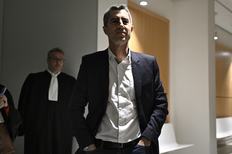 François Ruffin arrive au tribunal à Paris, le 28 novembre 2024