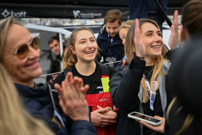 La skipper française Violette Dorange se prépare à monter à bord de son monocoque Imoca « DeVenir » pour participer à 23 ans à la 10e édition du Vendée Globe, aux Sables-d'Olonne, le 10 novembre 2024