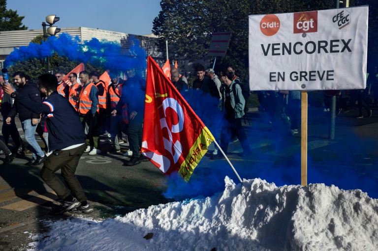 Rassemblement de salariés en grève devant le site de Vencorex, à Pont-de-Claix dans l'Isère, le 30 octobre 2024