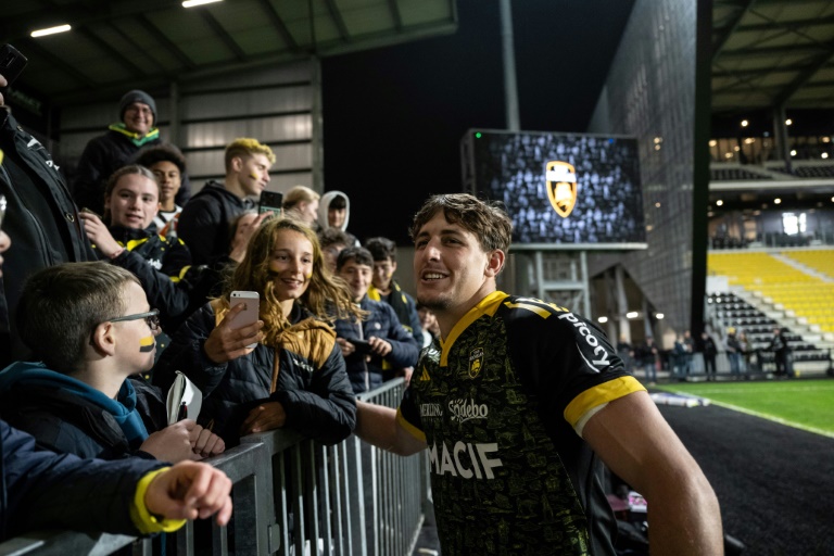 Le troisième ligne aile français de La Rochelle Oscar Jegou pose avec de jeunes supporters après le match de Top 14 contre le Stade Français, au stade Marcel-Deflandre de La Rochelle, le 2 novembre 2024