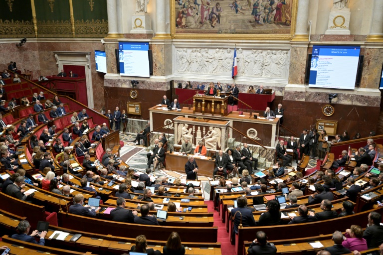 Le Premier ministre Michel Barnier (c) lors d'une session de questions au gouvernement à l'Assemblée nationale, le 26 novembre 2024 à Paris