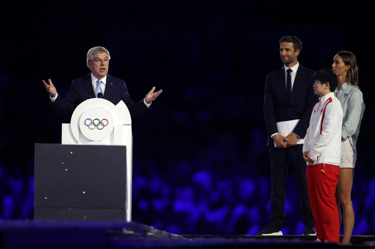 Le Président du CIO Thomas Bach (à gauche) au pupitre lors de la cérémonie de clôture des JO de Paris au Stade de France à  Saint-Denis le 11 août 2024 près de Paris