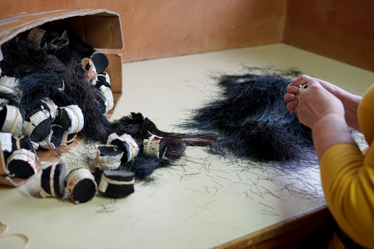 L'employée Brigitte Lambin prépare des garnitures pour la fabrication de brosses à cheveux, pinceaux, balais et brosses techniques à l'atelier Brigaud SAS, dans le village d'Hermes, dans l'Oise, le 9 octobre 2024