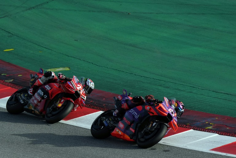 Jorge Martin (à droite) devance Enea Bastianini lors du sprint du GP de Barcelone de MotoGP, samedi sur le circuit de Catalogne.