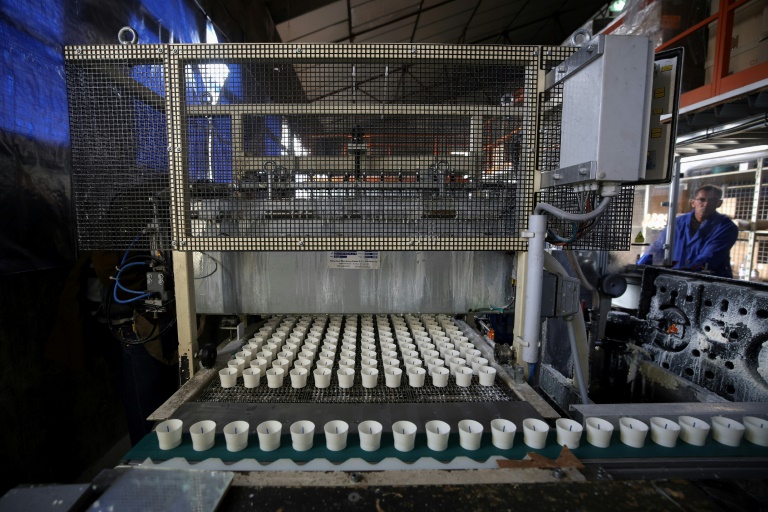 Une ligne de production de bougies votives destinées à la cathédrale Notre-Dame de Paris, à la Ciergerie de Lourdes, le 7 novembre 2024 dans les Hautes-Pyrénées