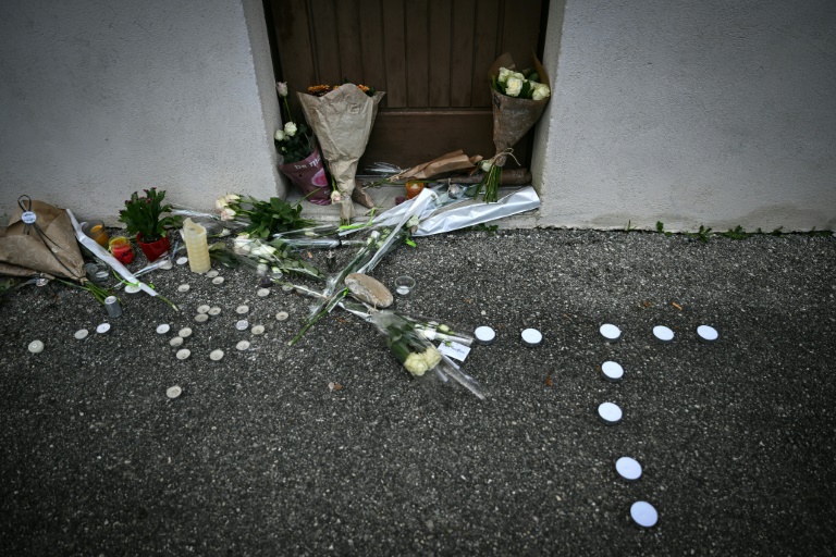 Des fleurs et des bougies devant la salle des fêtes de Crépol, dans la Drôme, le 22 novembre 2023