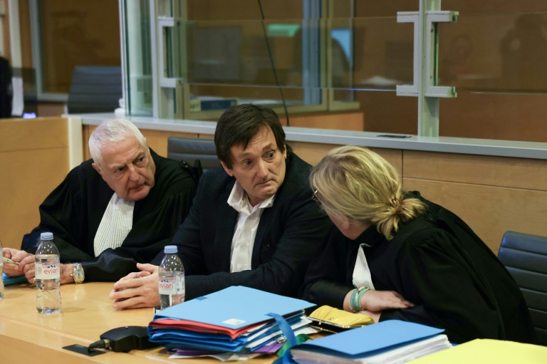 Pierre Palmade entouré de ses avocats lors de son procès au tribunal de Melun, en Seine-et-Marne, le 20 novembre 2024