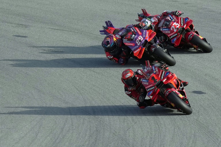 Combat des chefs entre les pilotes Ducati Francesco Bagnaia (en tête), le leader du championnat du monde Jorge Martin (deuxième) et Enea Bastianini, pendant le GP de MotoGP de Barcelone samedi.