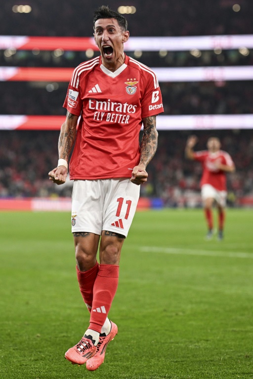 Le milieu de terrain argentin de Benfica Angel Di Maria après avoir converti un pénalty pour marquer le quatrième but de son équipe pendant la rencontre de première division portugaise contre le FC Porto, à Lisbonne, le 10 novembre 2024