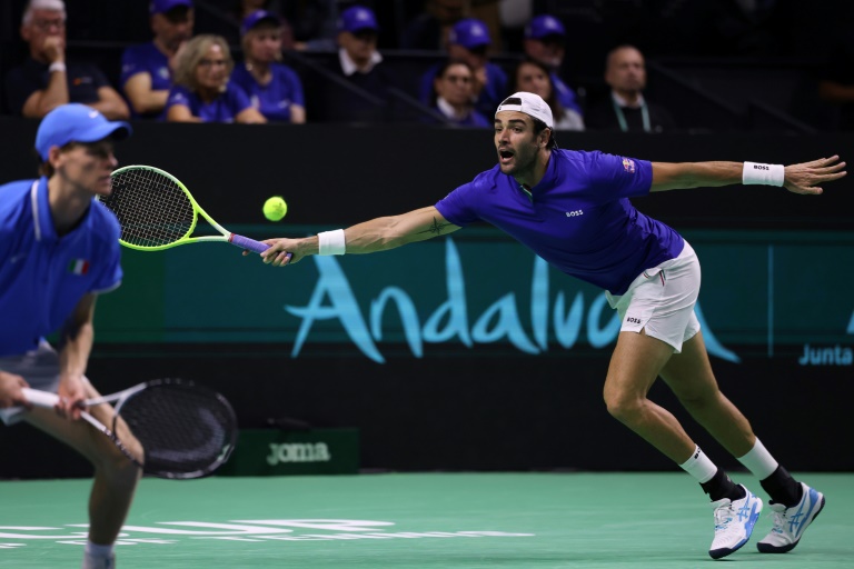 L'Italien Matteo Berrettini (d) en double avec Jannik Sinner en quart de finale de Coupe Davis contre l'Argentine le 21 novembre 2024 à Malaga