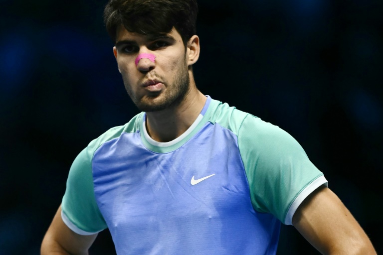 L'Espagnol Carlos Alcaraz dubitatif au cours de son match de poules des Masters perdu contre l'Allemand Alexander Zverev le 15 novembre 2024 à Turin