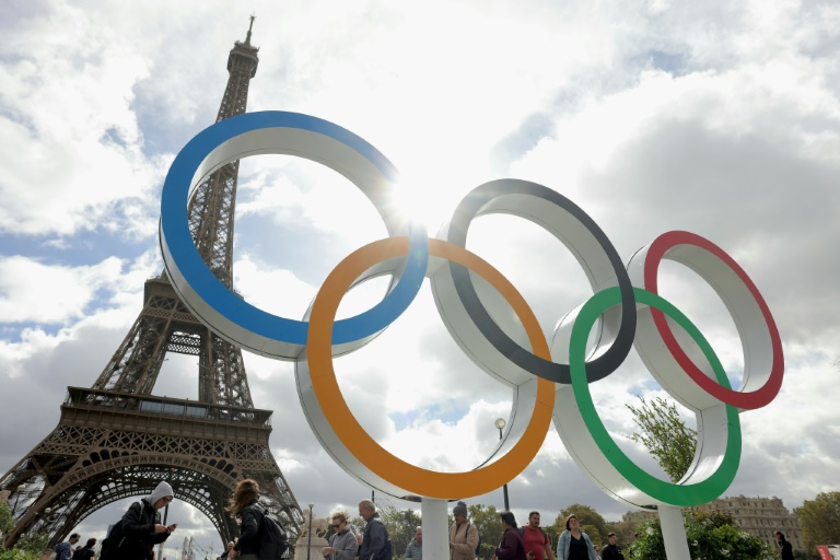 Les anneaux olympiques sur le pont d'Iéna au pied de la tour Eiffel, le 27 septembre 2024