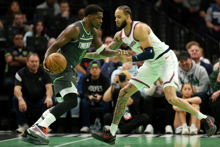 Anthony Edwards (gauche) lors du match NBA de Minnesota contre les Los Angeles Clippers, le 29 novembre 2024 à Minneapolis