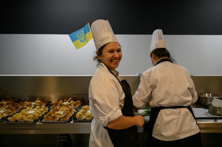 Des chefs stagiaires ukrainiens préparent des plats à l'issue d'un programme de formation en cuisine, le 12 novembre 2024 à Toulouse