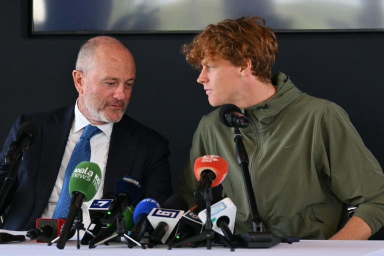 Le N.1 mondial Jannik Sinner et le président de la Fédération italienne de tennis Angelo Binaghi lors d'une conférence de presse à Rome le 31 janvier 2024